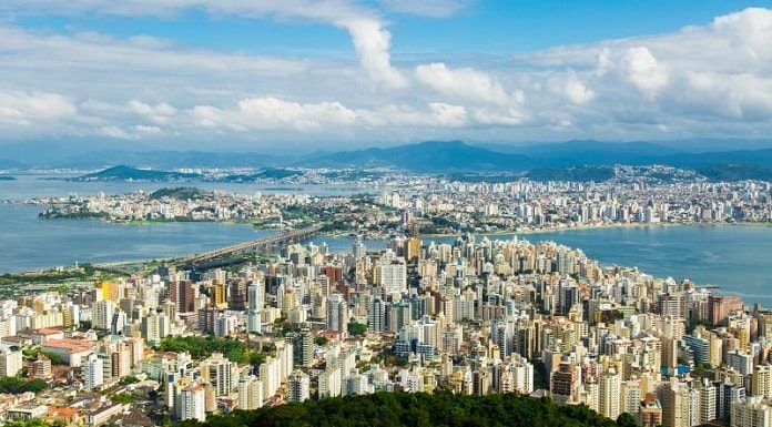 iptu com desconto em florianópolis: centro da cidade visto do alto; continente ao fundo