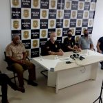 policias sentado em volta de uma mesa na coletiva de imprensa sobre o sequestro de fabíola