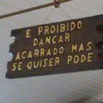 placa dizendo "é proibido dançar agarrado mas se quiser pode"