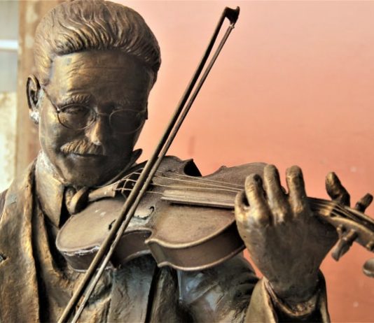 estátua de adolpho mello tocando violino, em close