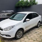 fiat siena branco em estacionamento; nele estavam os assassinos do taxista rodando com o carro da vítima