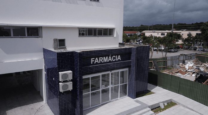 Fachada da nova farmácia pública no Norte da Ilha, vista de cima.