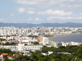 Cidade de São José vista de cima, com estabelecimentos, casas, apartamentos e Beira-Mar