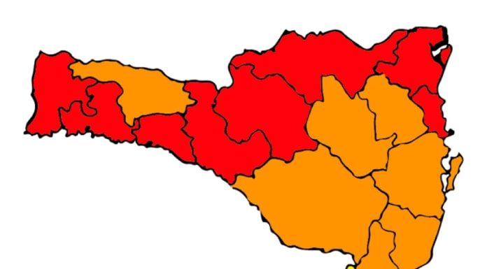 mapa de sc divido em 16 regiões com 8 no vermelho, 7 na laranja e uma no amarelo para risco ao coronavírus