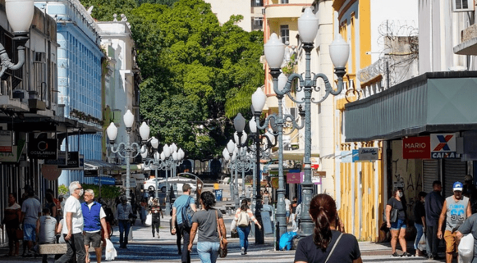 Novo decreto do Governo de Santa Catarina: pessoas andando na rua, no centro de Florianópolis