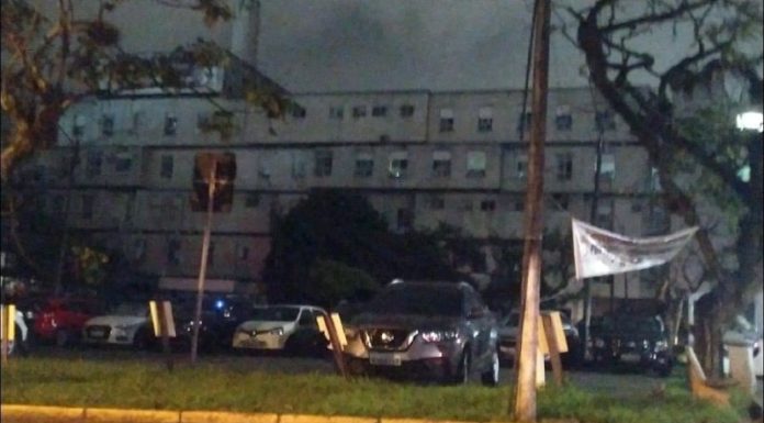 Hospital Regional de São José no escuro após apagão. Na foto, é possível ver que está anoitecendo e as luzes do hospital estão apagadas.