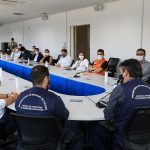 prefeitos reunidos em grande mesa em formato de "U" na instalação do Centro Integrado de Ações Contra a Covid; todos de máscara