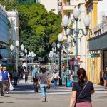 pessoas de máscara andando em calçadão do centro de florianópolis - boletim da Fiocruz diz que pandemia no sul vai piorar