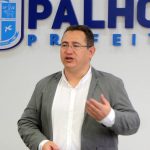 eduardo freccia prefeito de palhoça fala gesticulando