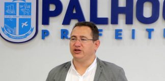 eduardo freccia prefeito de palhoça fala gesticulando