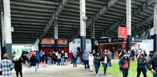 pessoas ao redor do estádio orlando scarpelli - Vacinação neste sábado na Grande Florianópolis na faixa de 25 e 26 anos