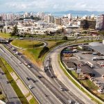 vista aérea do entroncamento da br-101 com a via expressa - Terceira faixa da BR-101 na Grande Florianópolis terá 5 km liberados