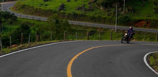 moto passando em estrada nova de pista simples - Estradas estaduais estão dentro do estudo federal para concessão de rodovias