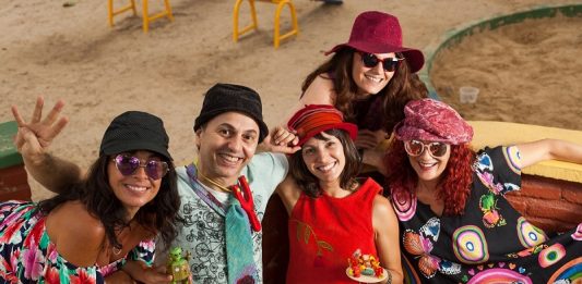 Zeca Baleiro abre programação da 20ª Mostra de Cinema Infantil de Florianópolis - músico com outras quatro integrantes da banda