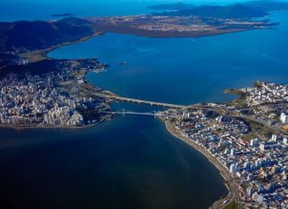 Grande Florianópolis - vista aérea das pontes com ilha e continente e grande parte da foto ocupada pelo mar