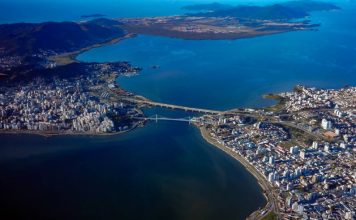 Grande Florianópolis - vista aérea das pontes com ilha e continente e grande parte da foto ocupada pelo mar