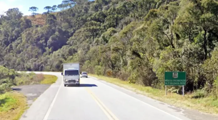 caminhão passando em trecho de pista simples das BR-282