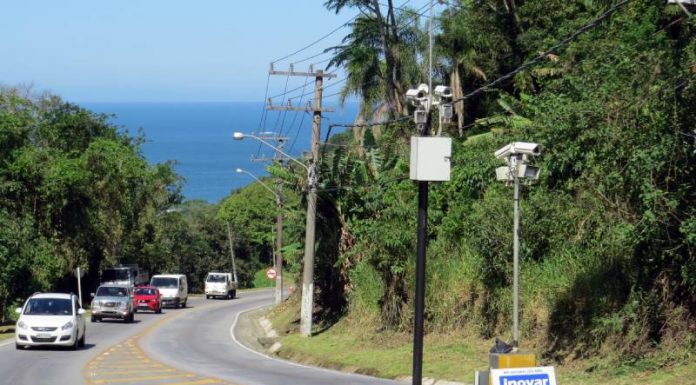 carros subindo o morro em direção a local onde há câmeras que registram e fazem a cobrança - Bombinhas cobra R$ 15,5 milhões de taxa de preservação ambiental