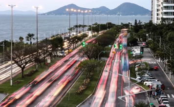 carros passando na beira-mar deixam rastro de luz; mar ao fundo - Prefeitura de Florianópolis apresenta Plano Diretor em audiência pública