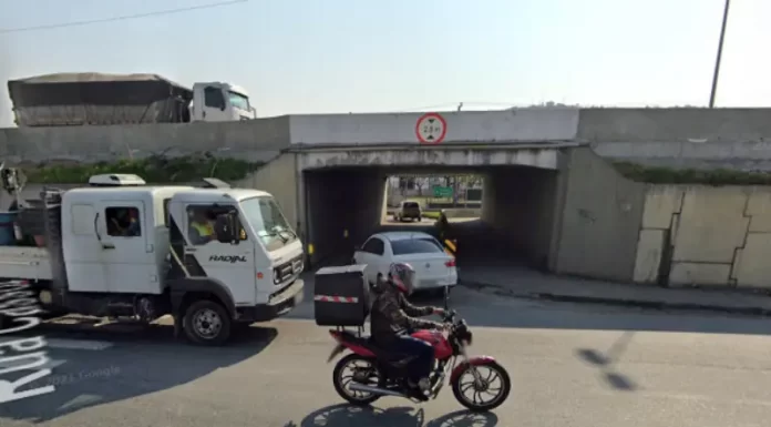 carro entrando no túnel do roçado e moto e caminhão passando na marginal - Concessionária proíbe passagem da Av. Delamar para o túnel do Roçado, em São José