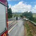 Carreta com transformadores tomba na BR-282 e pega fogo