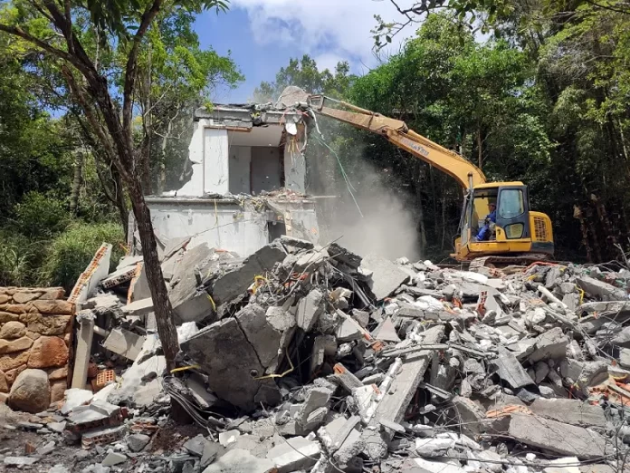 Prefeitura de Florianópolis realiza demolição de obra irregular na Lagoa da Conceição