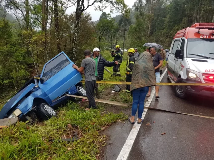 Carro com mãe e duas crianças quase cai em ribanceira em Anitápolis