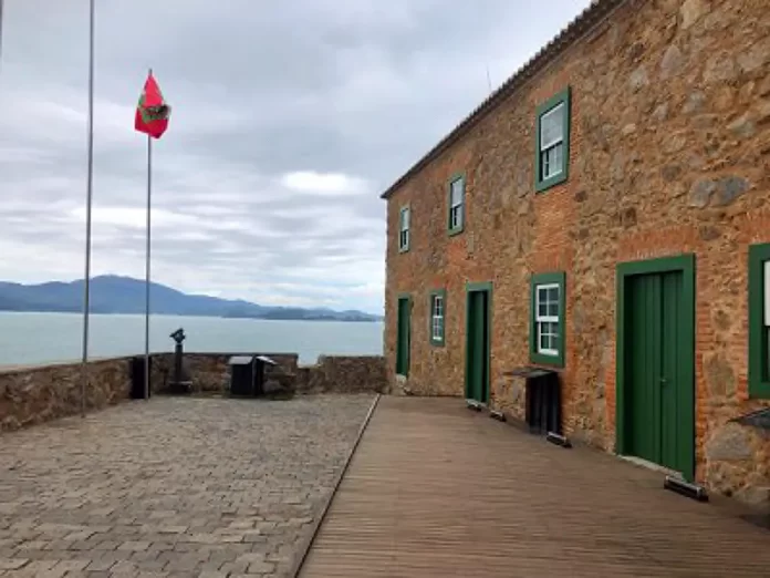 Fortaleza de São José da Ponta Grossa é entregue restaurada em Florianópolis