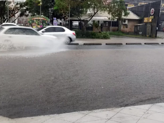 Avenida Leoberto Leal alagada