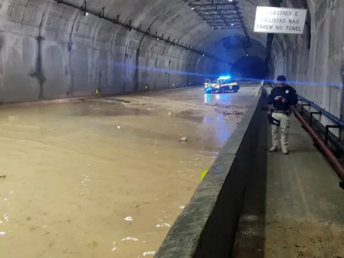 Túnel do Morro do Boi alaga após enxurrada