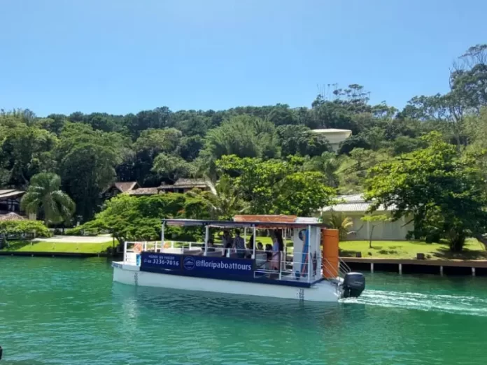 Passeio de catamarã começa a funcionar na Lagoa da Conceição
