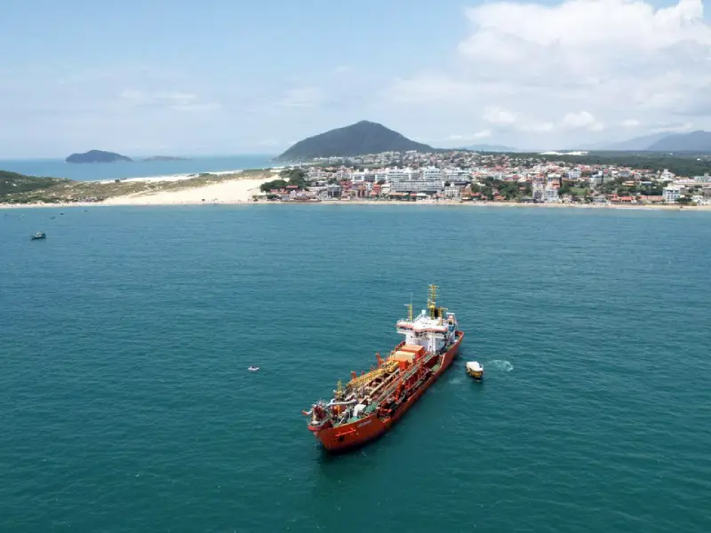 Draga usada em alargamento de praia em SC carrega o mesmo que 200 caminhões  de areia por viagem, Santa Catarina