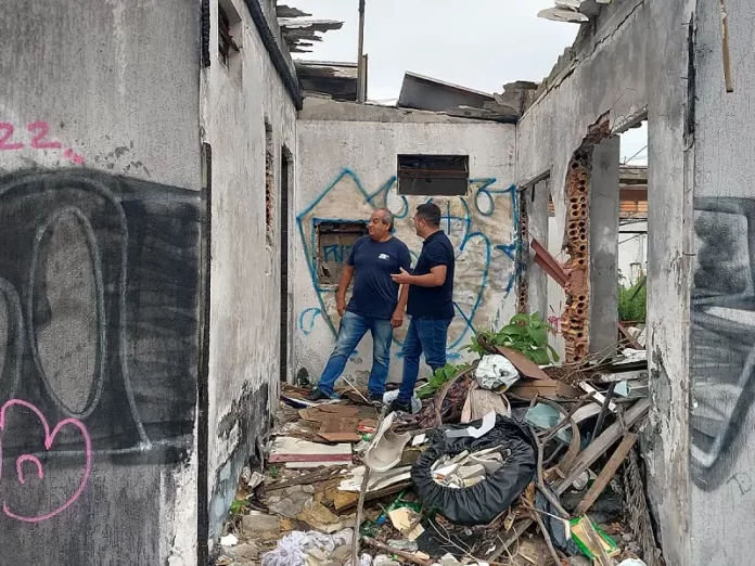 Prefeitura põe ao chão casa abandonada no Kobrasol em São José