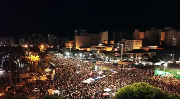 Bloco dos Sujos reúne 100 mil pessoas no Centro de Florianópolis