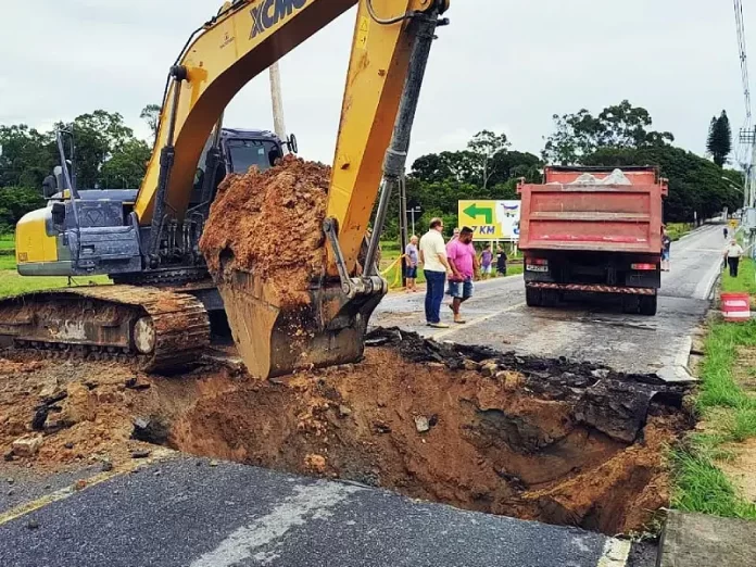 Ponte cede em São José cede e trânsito é bloqueado