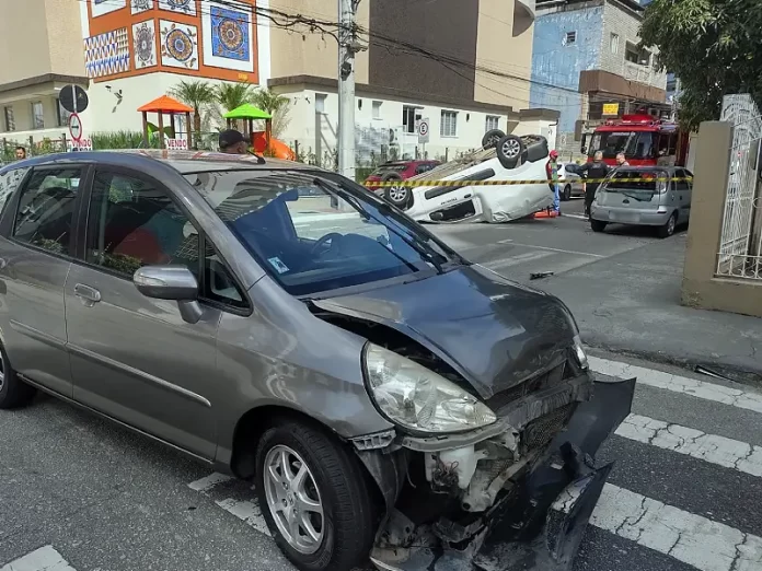 Acidente em esquina de Campinas deixa pessoa ferida