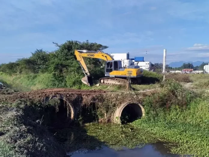 Limpeza de valas em São José