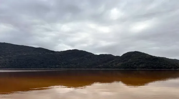 Água avermelhada na Lagoa do Peri