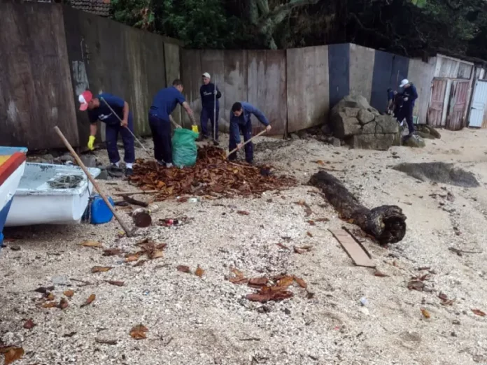 Presos trabalhando na limpeza de praias e praças do Continente