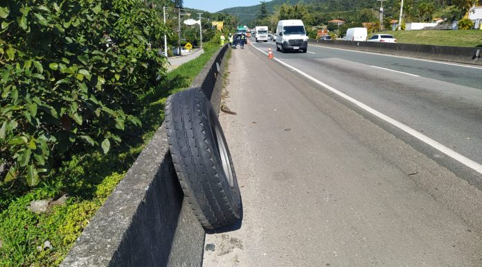 Pneu solta de guindaste e mata pedestre em Biguaçu