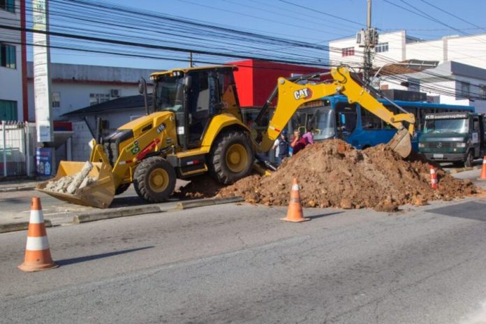 Nesta sexta-feira (18), a Avenida Leoberto Leal, localizada no bairro Barreiros, em São José, teve todas as suas pistas interditadas