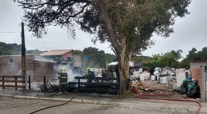 Empresa de reciclagem na Rua das Flores, Barra da Lagoa, pega fogo