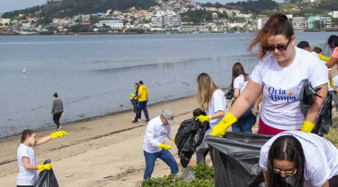 Mutirão retira mais de 500 quilos de lixo da orla da Beira-Mar de São José