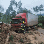 Deslizamento atingiu veículos na SC-350