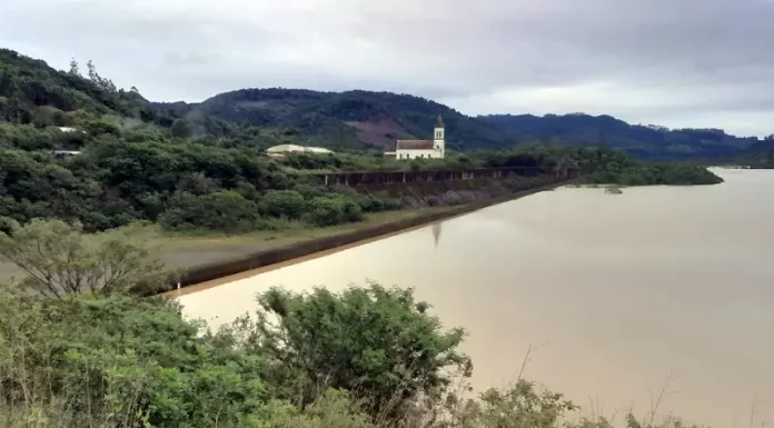 Barragem de José Boiteux atinge capacidade