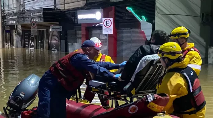 Bombeiros resgatam paciente desabrigado em Itajaí