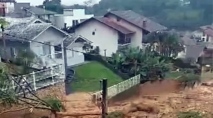 Avalanche de lama toma rua de Blumenau