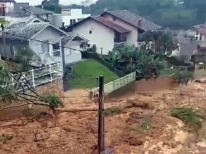 Avalanche de lama toma rua de Blumenau