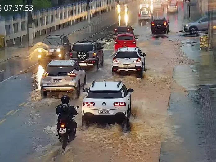 Temporal deixa ruas da Grande Florianópolis alagadas