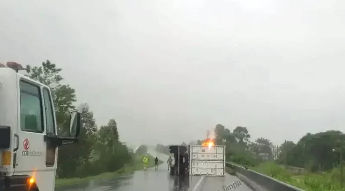 Caminhão tomba e bloqueia a BR-101 em Paulo Lopes